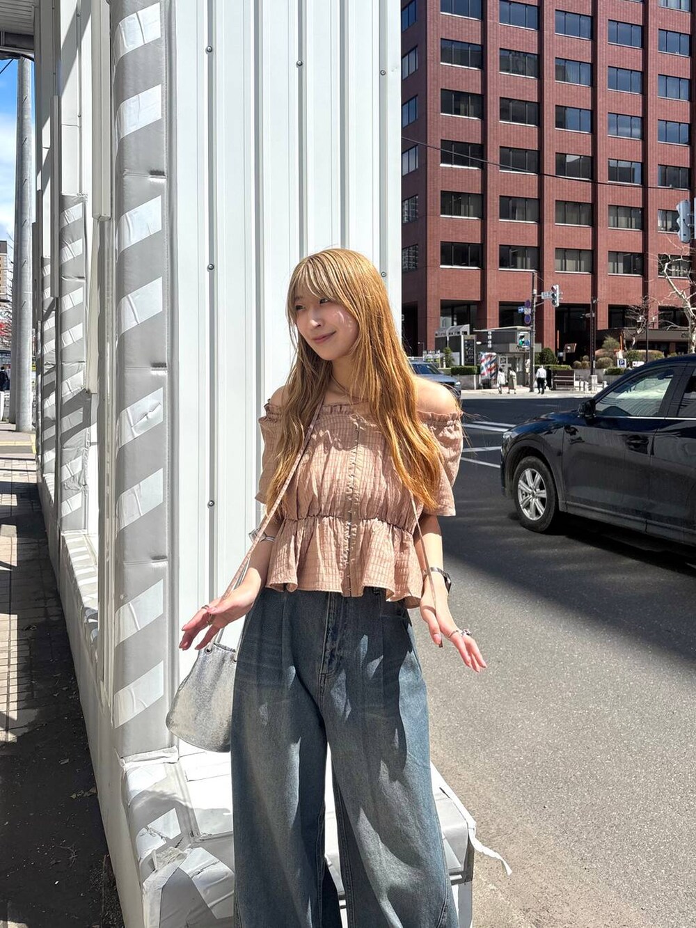 ブルー系のデニムパンツ、ブラウン系のシャツ/ブラウスを着用したレディースの春コーディネートの4枚目の写真