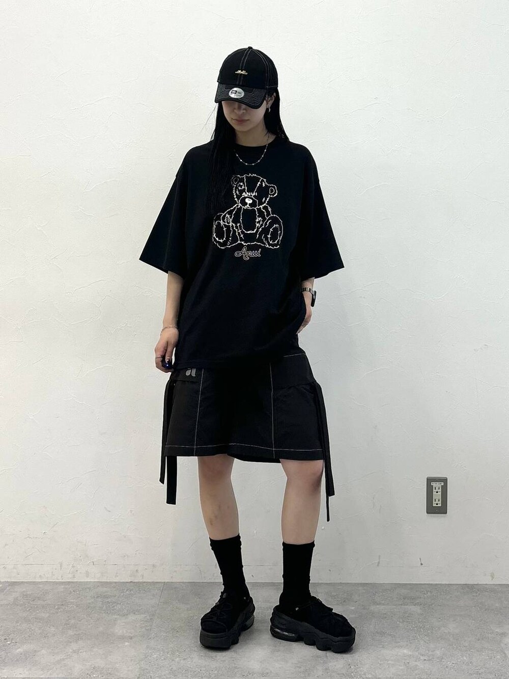 ブラック系のTシャツ/カットソー、ブラック系のカーゴパンツを着用したレディースの夏コーディネートの5枚目の写真