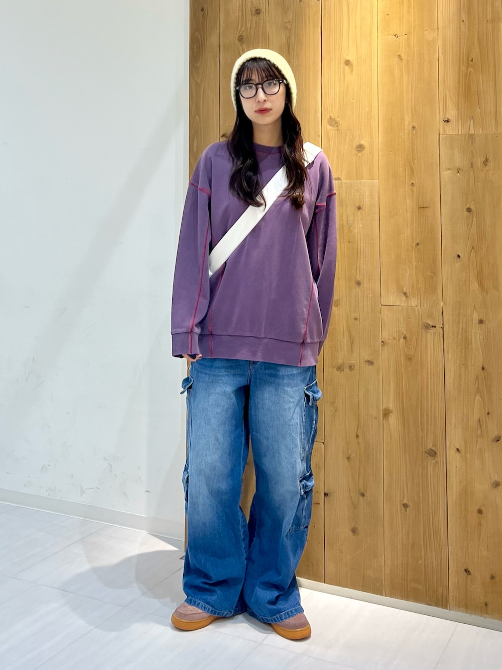 ブルー系のデニムパンツ、パープル系のスウェットを着用したレディースの秋コーディネートの2枚目の写真