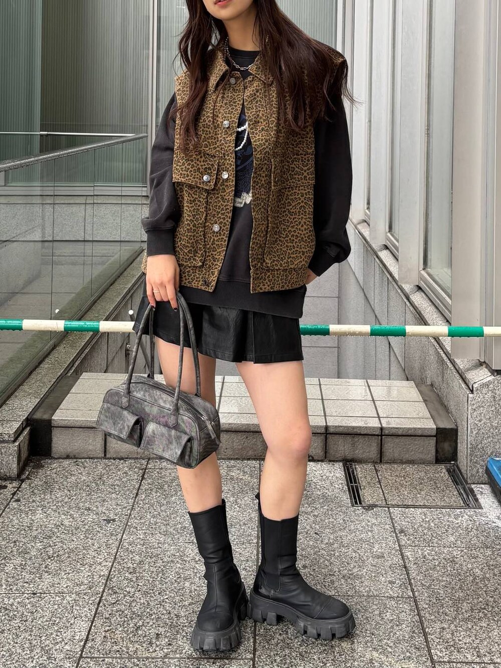 ブラック系のその他パンツ、ブラック系のボストンバッグ、その他のデニムジャケットを着用したレディースの春コーディネートの2枚目の写真