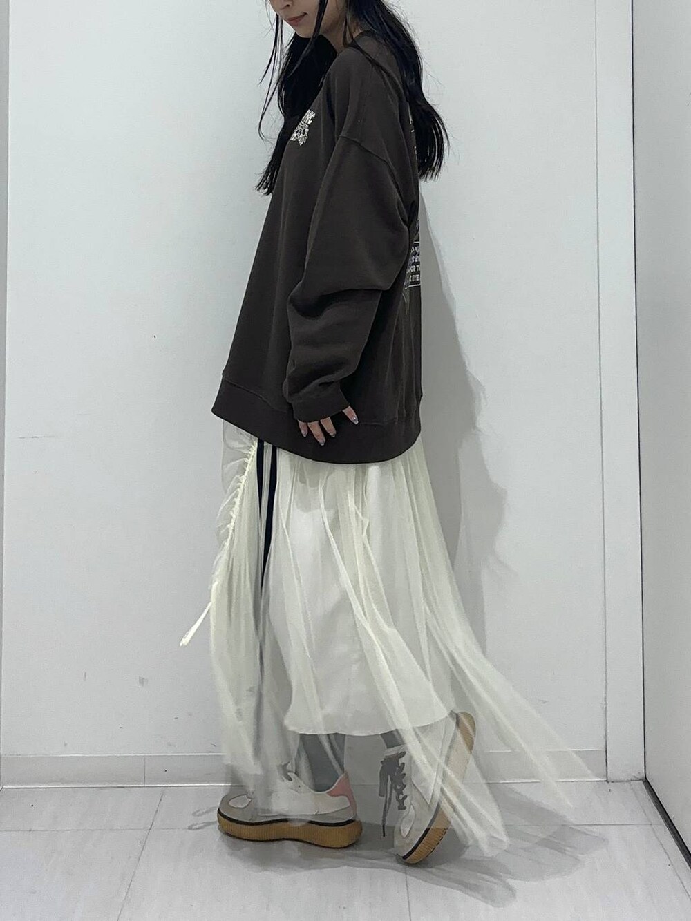 「高身長、体型カバー、着痩せ・細見え、春コーデ、モード、ストリート、カジュアル、PAGEBOY、骨格ウェーブ_PAGEBOY、エレガント_PAGEBOY、PBLIM、スウェット、スカート、スニーカー」｜「PAGEBOYのラインチュールボリュームスカート（スカート、ホワイト系）」を使った、ロビンさん（レディース・169cm）の夏コーディネートの3枚目の写真