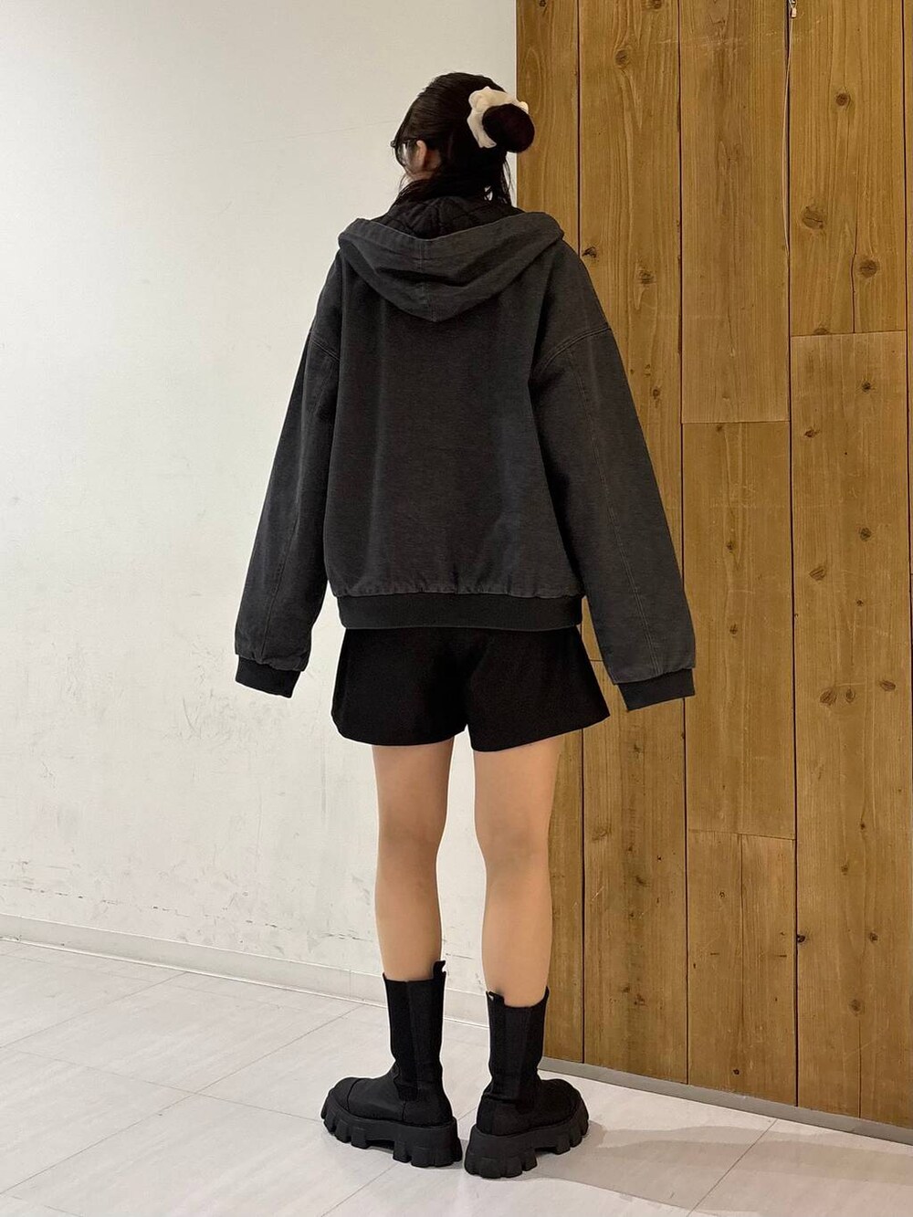 ブラック系のその他パンツ、ホワイト系のTシャツ/カットソー、グレー系のブルゾンを着用したレディースの冬コーディネートの4枚目の写真