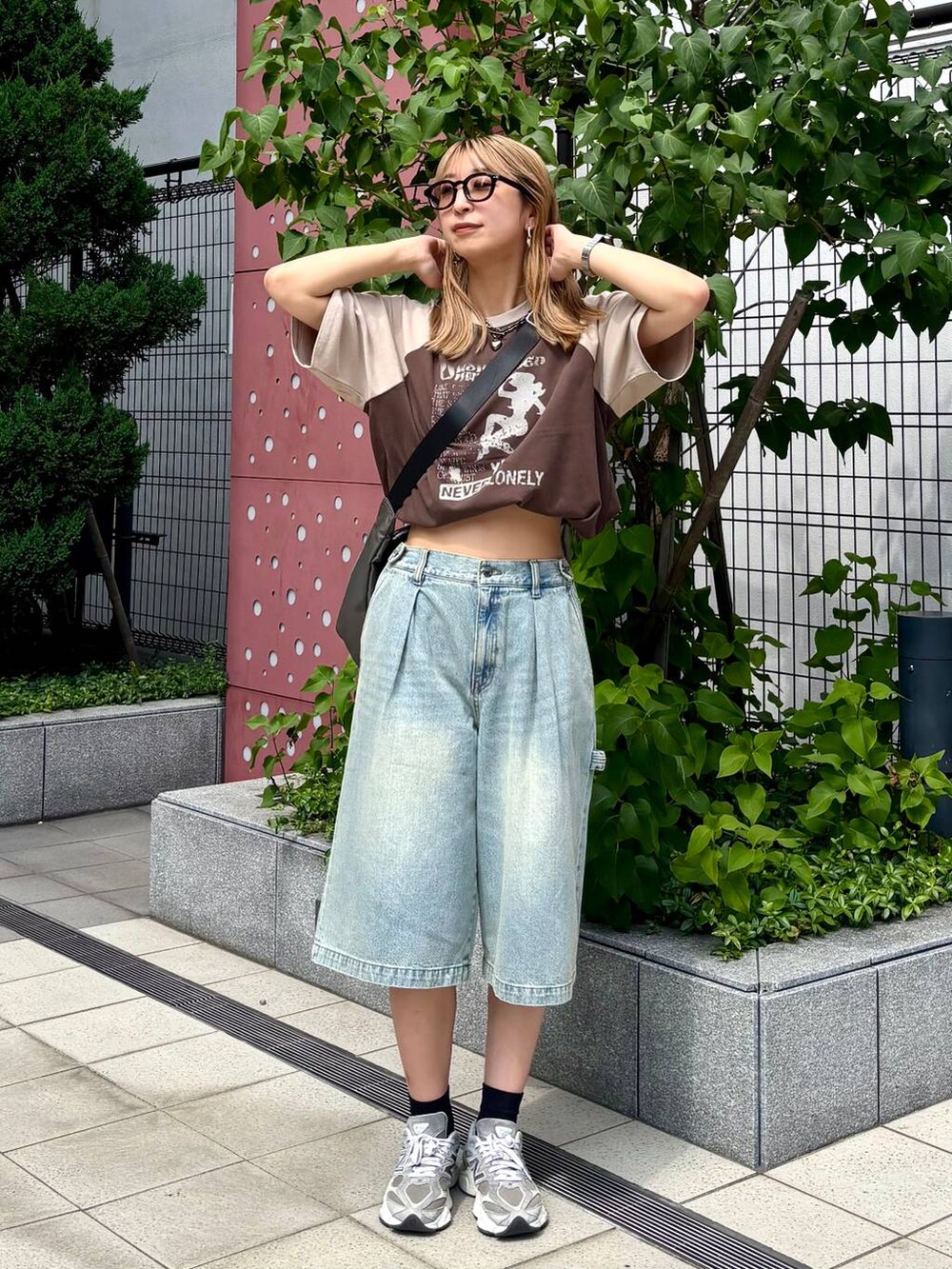 ブルー系のその他パンツ、グレー系のショルダーバッグ、ブラウン系のTシャツ/カットソーを着用したレディースの夏コーディネートの6枚目の写真