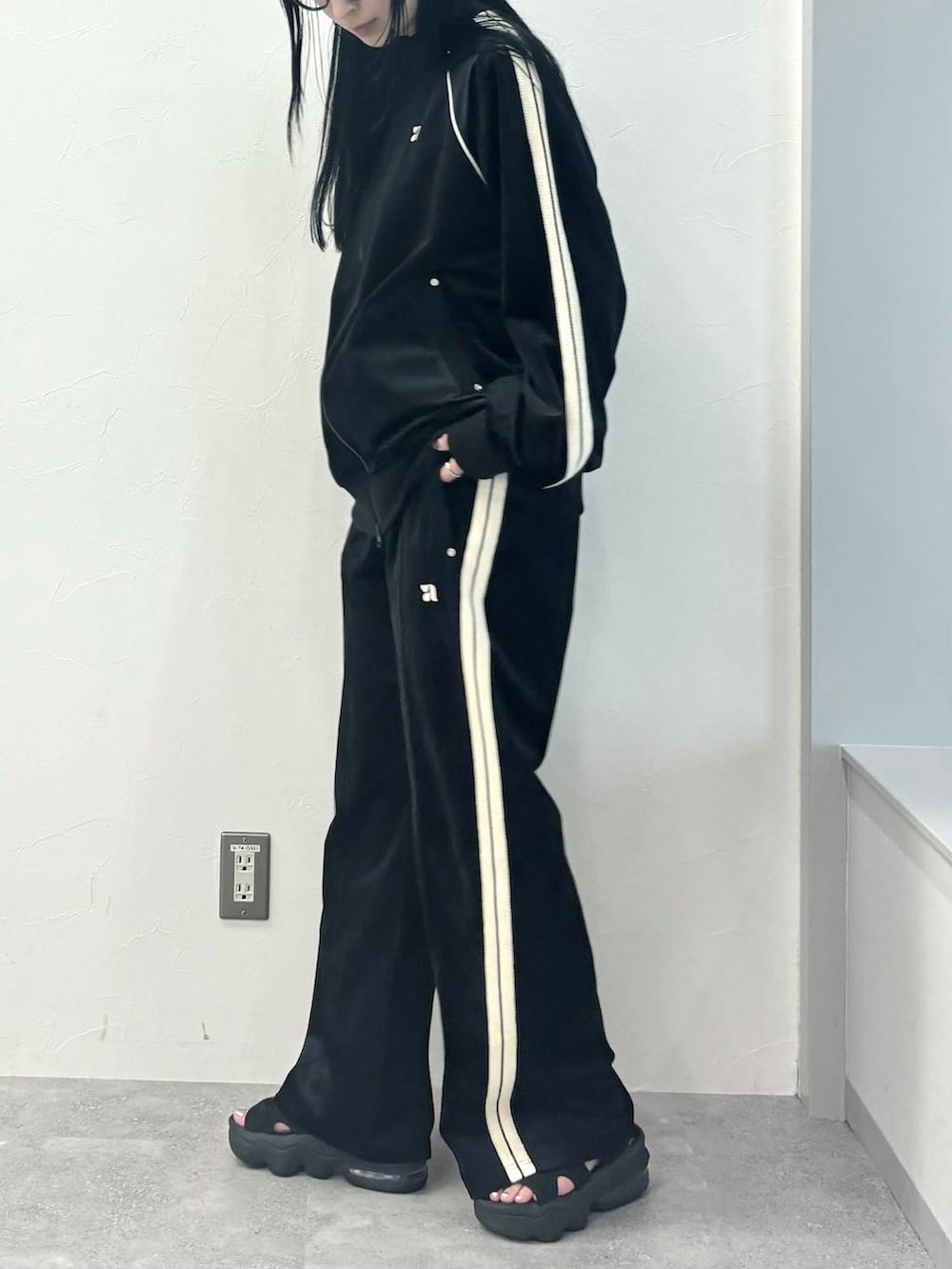 ブラック系のスウェットパンツ、ブラック系のジャージを着用したレディースの夏コーディネートの4枚目の写真