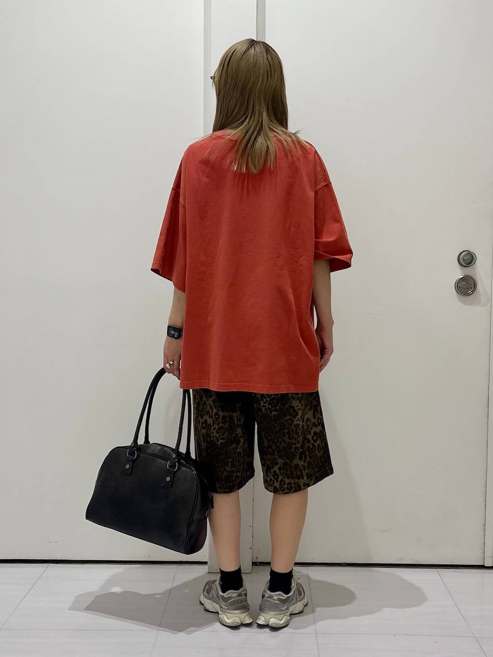 ブラック系のボストンバッグ、その他のその他パンツ、レッド系のTシャツ/カットソーを着用したレディースの夏コーディネートの4枚目の写真