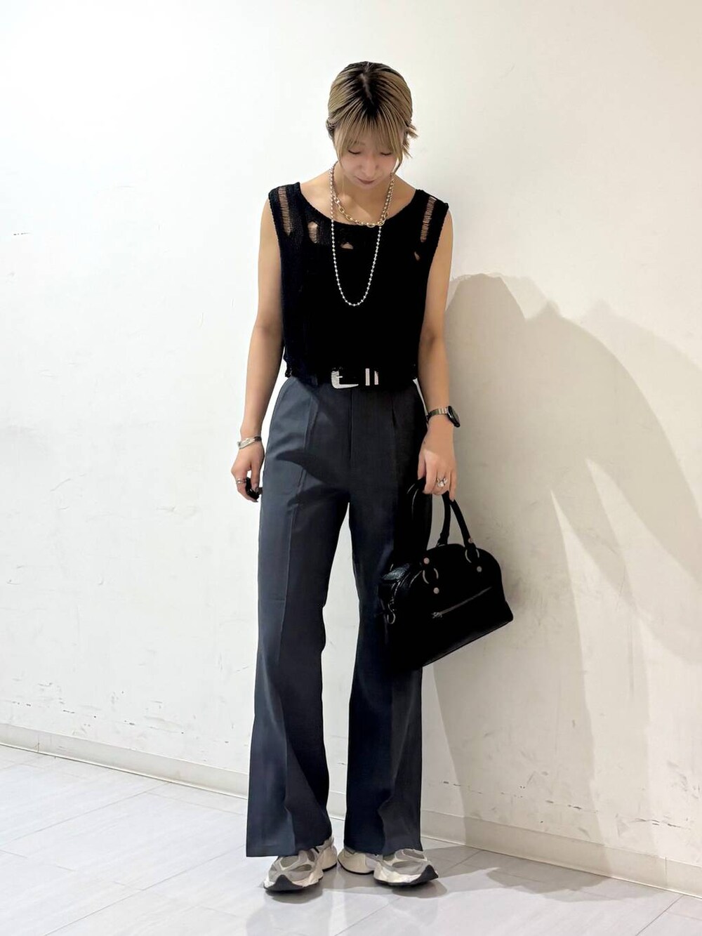 ブラック系のキャミソール、ブラック系のショルダーバッグ、ブラック系のベストを着用したレディースの夏コーディネートの5枚目の写真