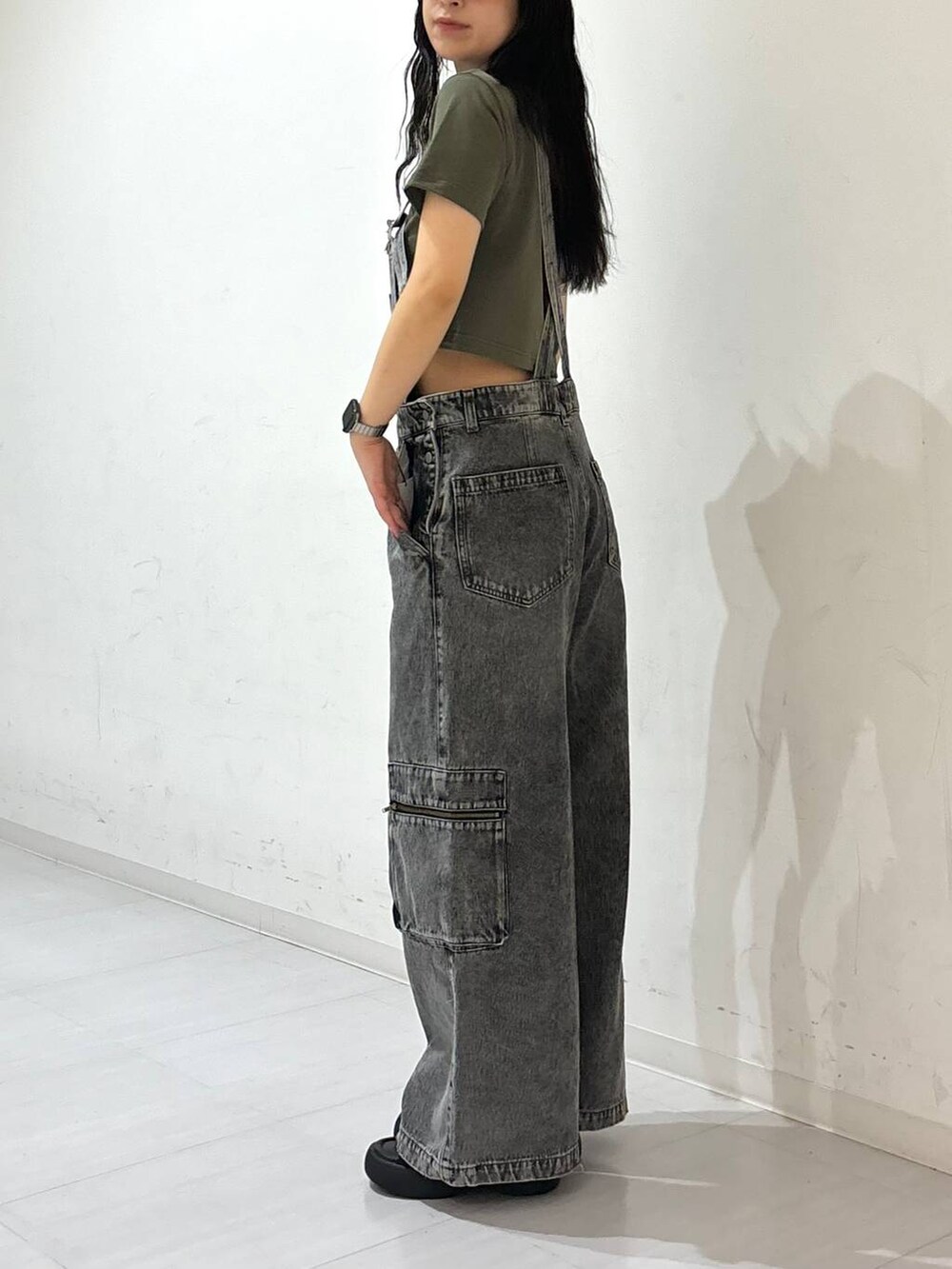 ブラック系のサンダル、ブラック系のサロペット/オーバーオール、グリーン系のTシャツ/カットソーを着用したレディースの夏コーディネートの3枚目の写真