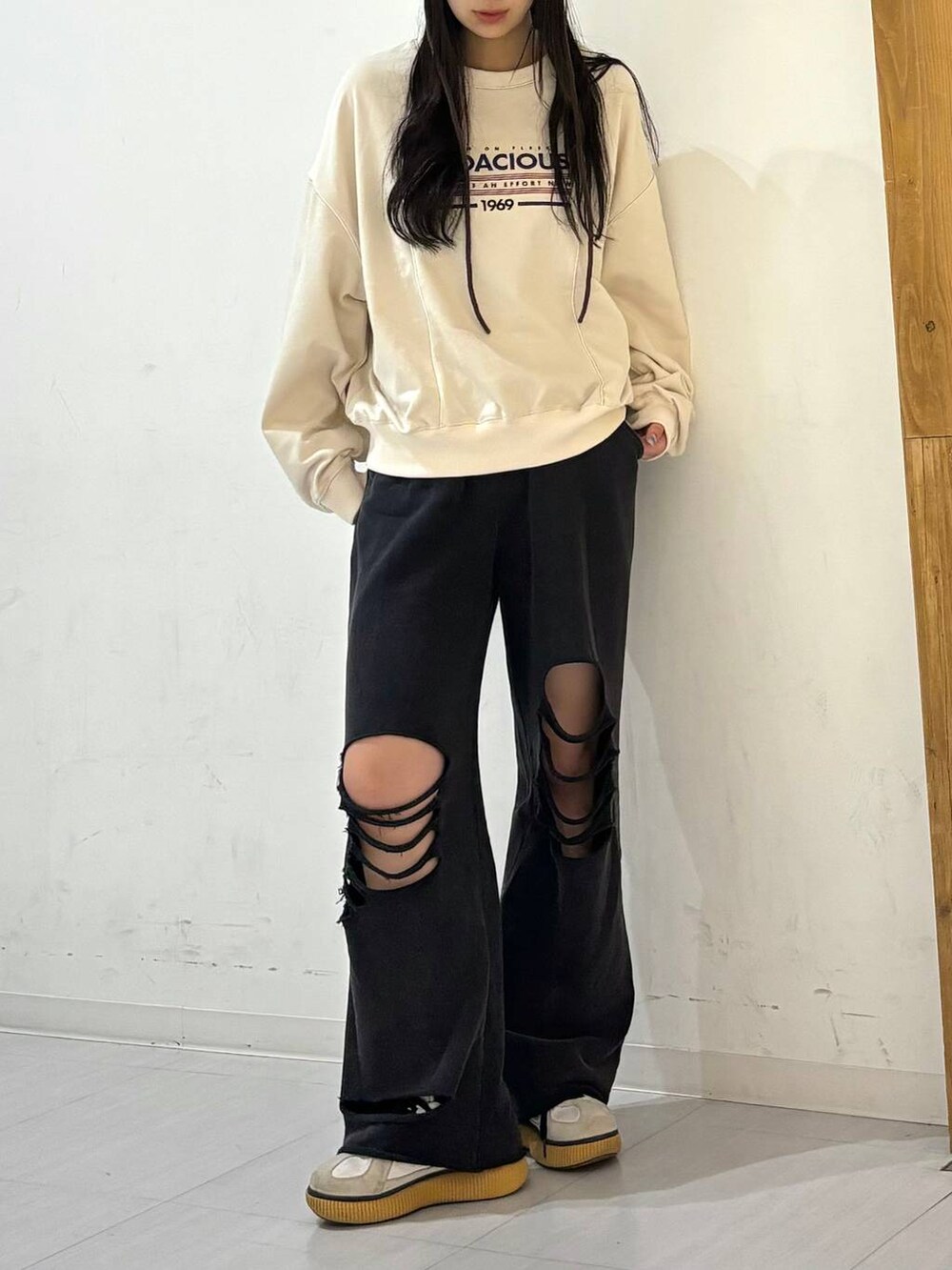 ブラック系のその他パンツ、ベージュ系のスウェットを着用したレディースの秋コーディネートの2枚目の写真