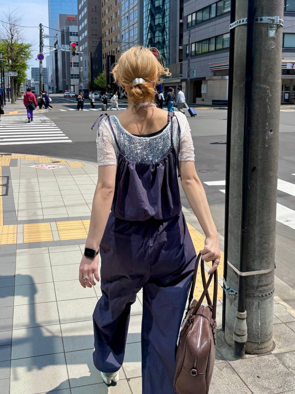 「高身長、体型カバー、着痩せ・細見え、春コーデ、モード、ストリート、カジュアル、PAGEBOY、PBLIM、骨格ウェーブ_PAGEBOY、エレガント_PAGEBOY、サロペット、オーバーサイズ、ボストンバッグ」｜「PBLIMの【PBLIM】2WAYボストンバッグ（ボストンバッグ、ブラウン系）」を使った、ロビンさん（レディース・169cm）の春コーディネートの6枚目の写真