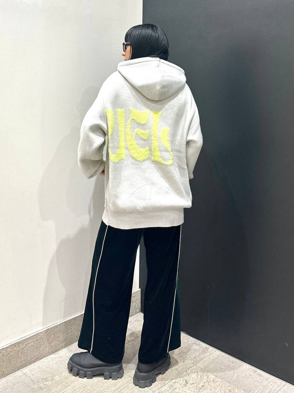 ベージュ系のニット/セーターを着用したレディースの冬コーディネートの4枚目の写真