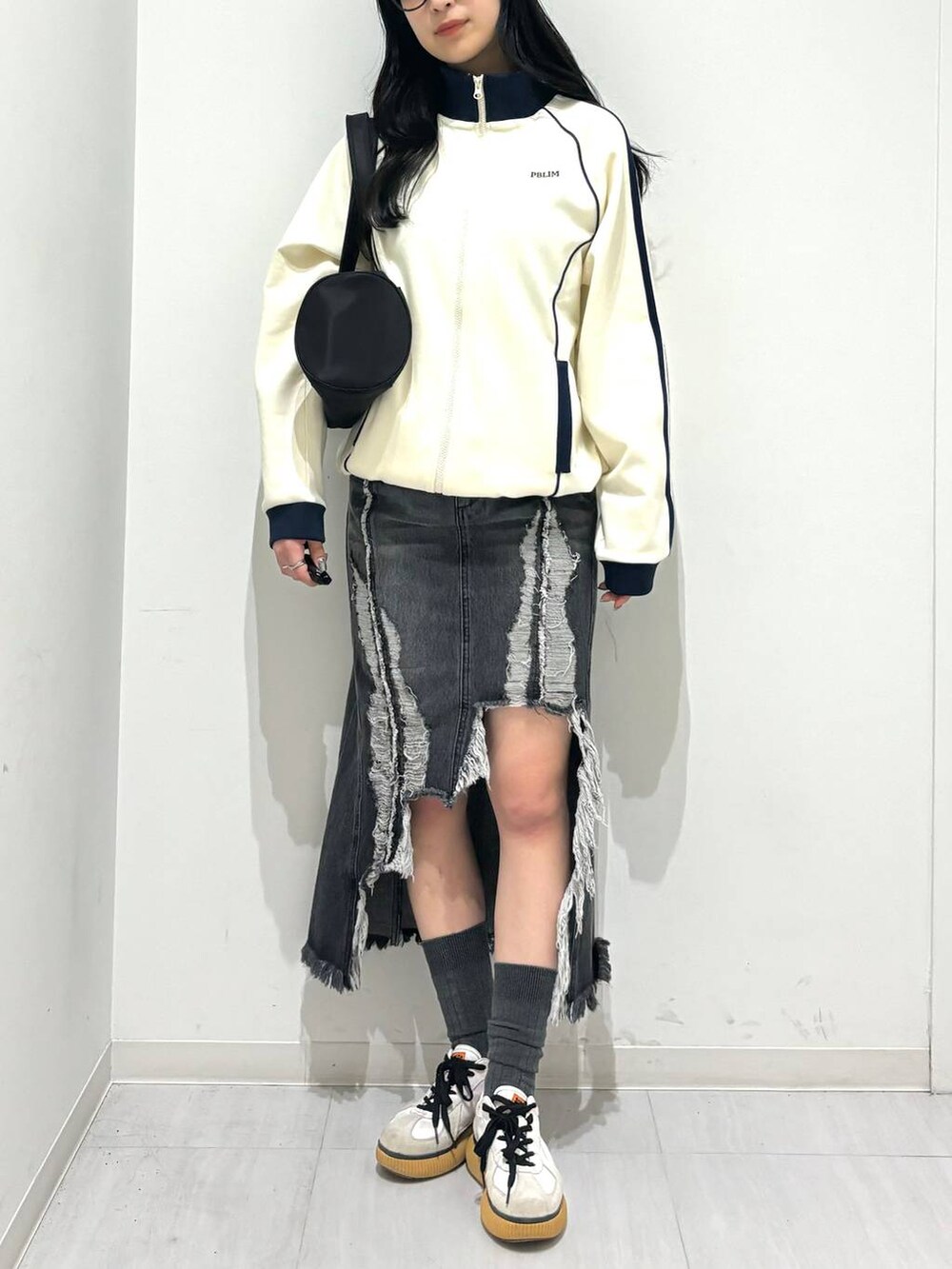 「高身長、体型カバー、着痩せ・細見え、モード、ストリート、カジュアル、PAGEBOY、PBLIM、骨格ウェーブ_PAGEBOY、エレガント_PAGEBOY、スカート、ユニセックス」｜「PBLIMのPBLIM/ナイロンボストンバック（ドラムバッグ、ブラック系）」を使った、ロビンさん（レディース・168cm）の春コーディネートの4枚目の写真