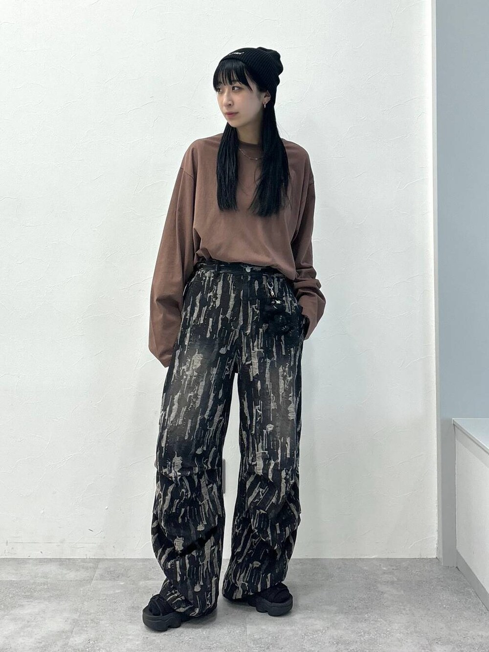 ブラック系のデニムパンツ、ブラウン系のTシャツ/カットソーを着用したレディースの夏コーディネートの2枚目の写真