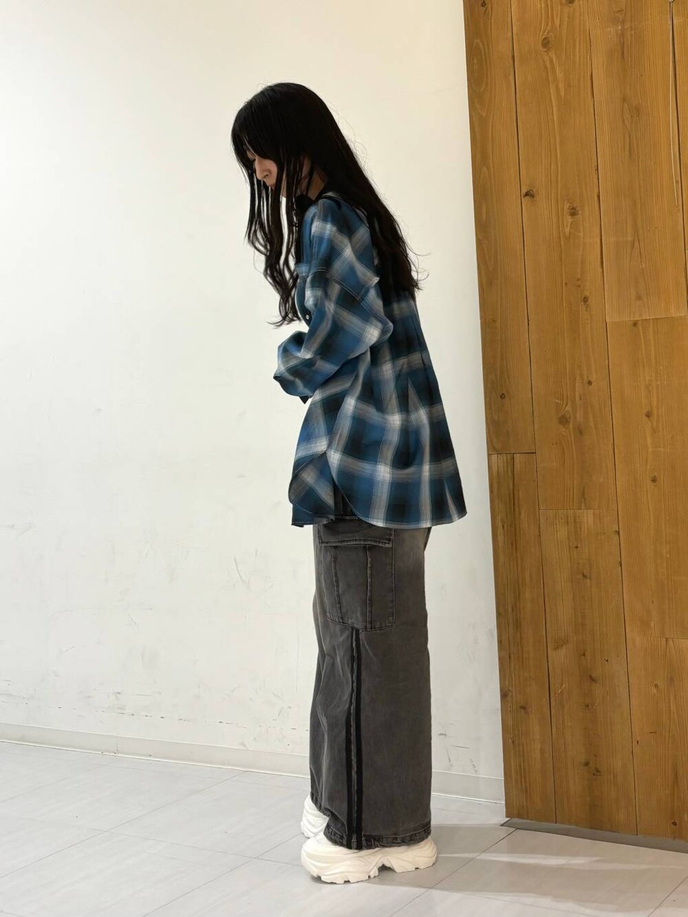 「高身長、体型カバー、着痩せ・細見え、春コーデ、モード、ストリート、カジュアル、PAGEBOY、PBLIM、骨格ウェーブ_PAGEBOY、エレガント_PAGEBOY、スニーカー、シャツ」｜「PAGEBOYのプラットチャンキースニーカー（スニーカー、ホワイト系）」を使った、ロビンさん（レディース・169cm）の秋コーディネートの3枚目の写真