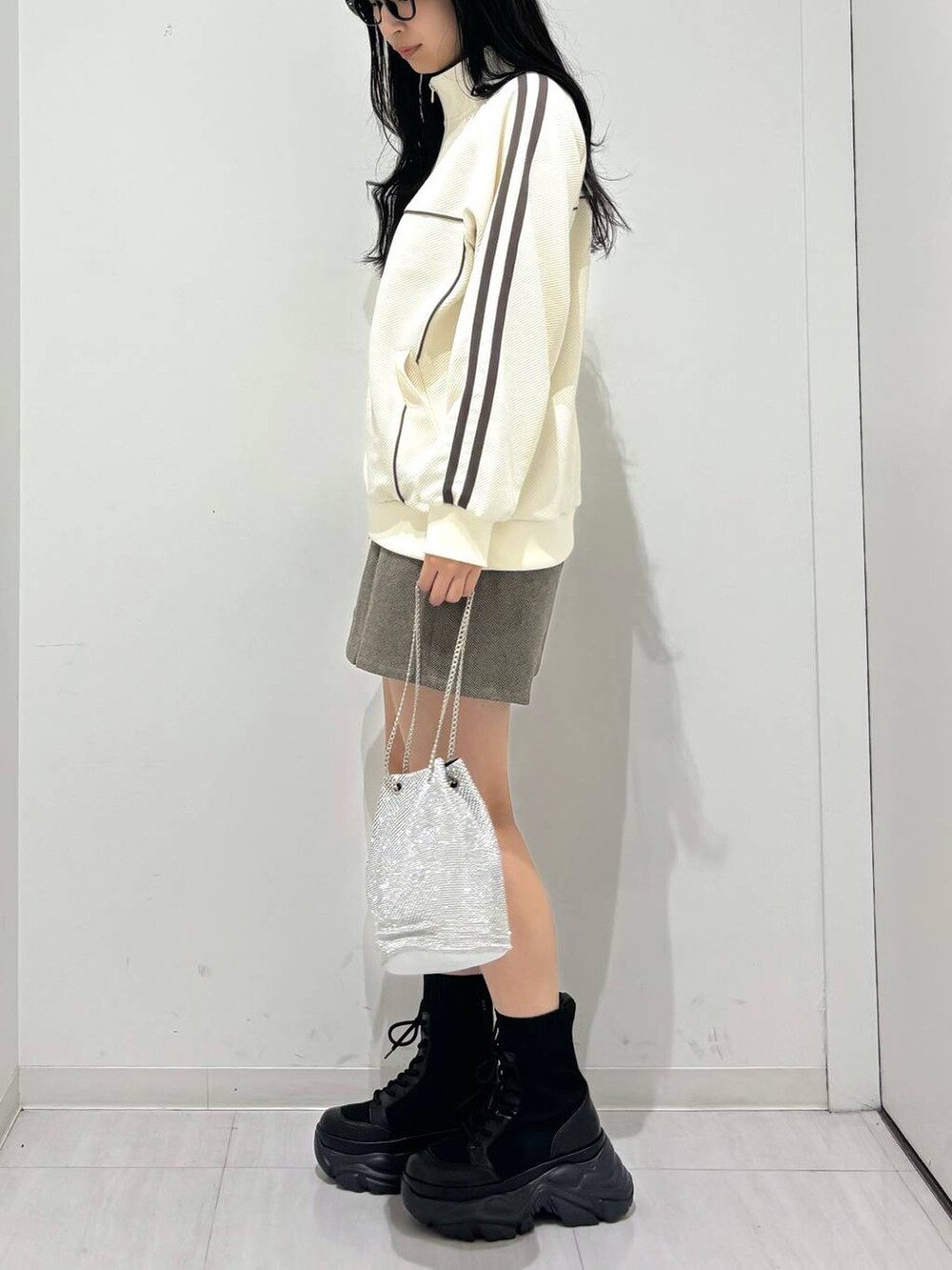 「高身長、体型カバー、着痩せ・細見え、春コーデ、モード、ストリート、カジュアル、PAGEBOY、骨格ウェーブ_PAGEBOY、エレガント_PAGEBOY、スウェット、ショートブーツ、厚底シューズ、秋コーデ」｜「PAGEBOYのレースアップソックスブーツ（ブーツ、ブラック系）」を使った、ロビンさん（レディース・169cm）の秋コーディネートの2枚目の写真