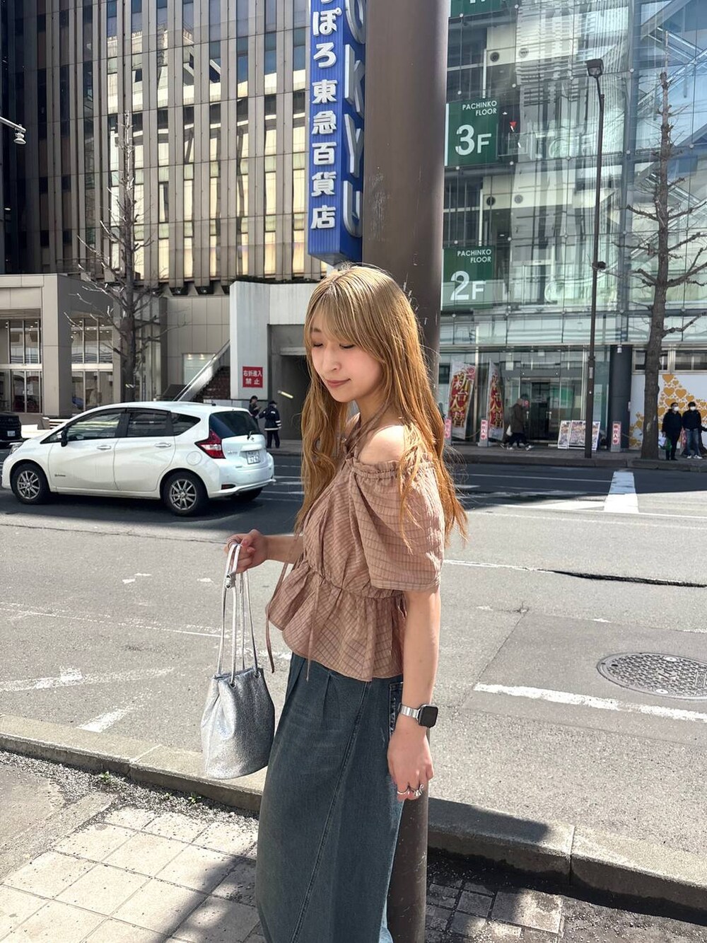 ブルー系のデニムパンツ、ブラウン系のシャツ/ブラウスを着用したレディースの春コーディネートの5枚目の写真