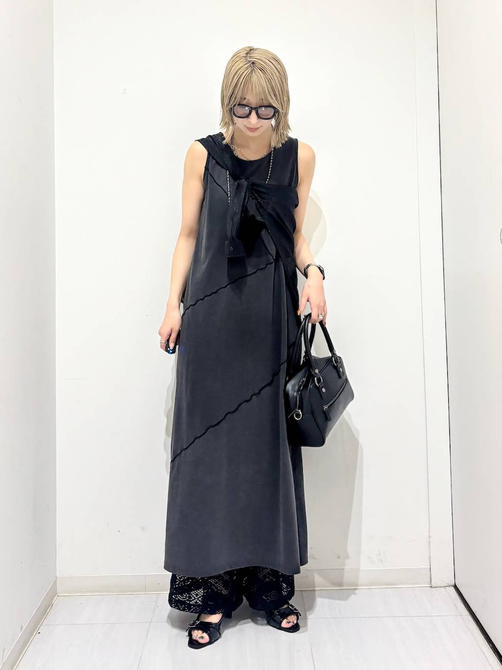 ブラック系のワンピース、ブラック系のサンダル、ブラック系のシャツ/ブラウスを着用したレディースの夏コーディネートの5枚目の写真