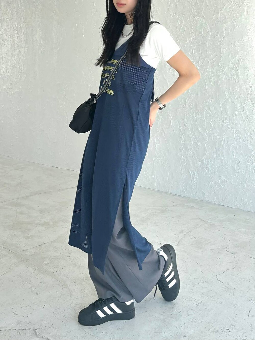 ブルー系のワンピース、ブラック系のショルダーバッグを着用したレディースの春コーディネートの3枚目の写真