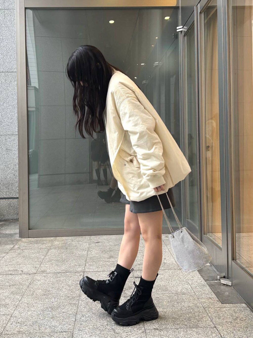 「高身長、体型カバー、着痩せ・細見え、モード、ストリート、カジュアル、PAGEBOY、骨格ウェーブ_PAGEBOY、エレガント_PAGEBOY、ブーツ、厚底シューズ、ブルゾン、アウター、MA-1、ショートパンツ」｜「PAGEBOYのレースアップソックスブーツ（ブーツ、ブラック系）」を使った、ロビンさん（レディース・169cm）の秋コーディネートの2枚目の写真