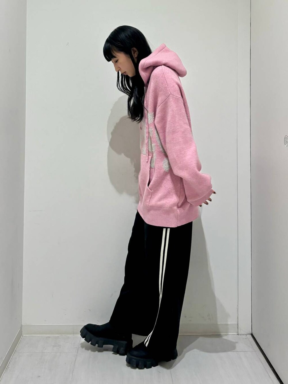 ブラック系のその他パンツ、ブラック系のブーツ、ピンク系のニット/セーターを着用したレディースの冬コーディネートの3枚目の写真