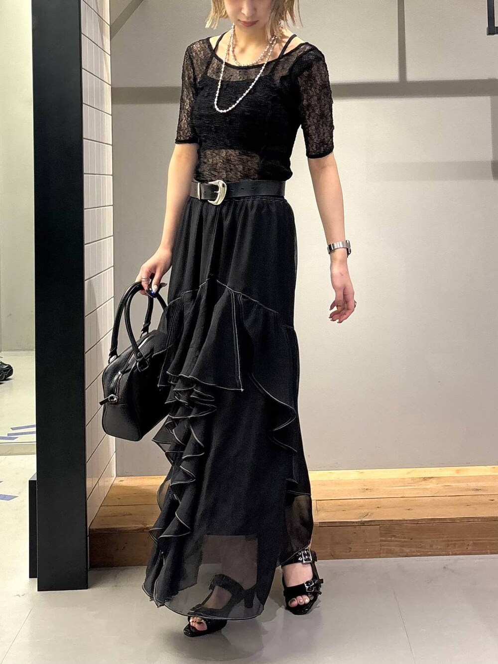 ブラック系のスカート、ブラック系のキャミソール、ブラック系のショルダーバッグを着用したレディースの夏コーディネートの2枚目の写真