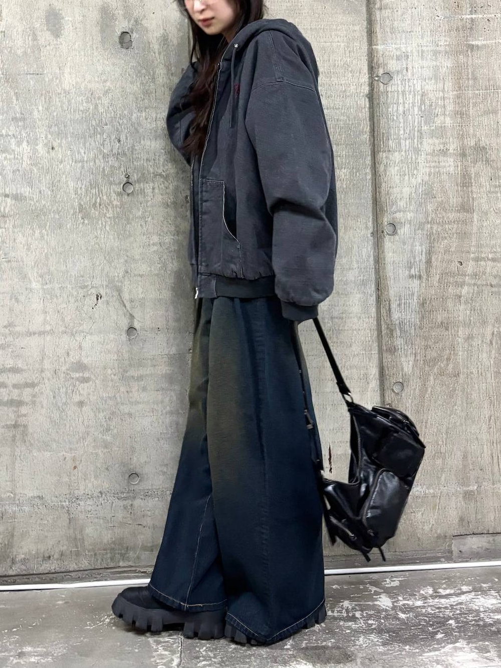 ブルー系のデニムパンツ、ホワイト系のTシャツ/カットソー、グレー系のブルゾンを着用したレディースの冬コーディネートの3枚目の写真