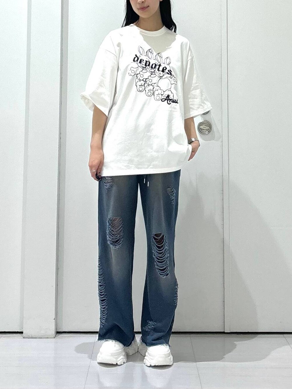 ホワイト系のスニーカー、ホワイト系のTシャツ/カットソー、ブルー系のスウェットパンツを着用したレディースの夏コーディネートの3枚目の写真