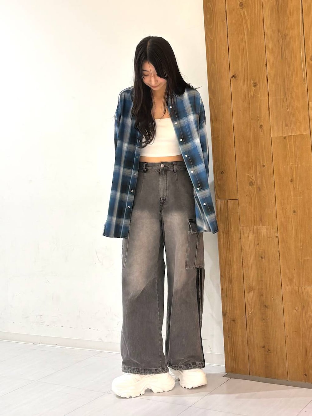 「高身長、体型カバー、着痩せ・細見え、春コーデ、モード、ストリート、カジュアル、PAGEBOY、PBLIM、骨格ウェーブ_PAGEBOY、エレガント_PAGEBOY、スニーカー、シャツ」｜「PAGEBOYのプラットチャンキースニーカー（スニーカー、ホワイト系）」を使った、ロビンさん（レディース・169cm）の秋コーディネートの2枚目の写真
