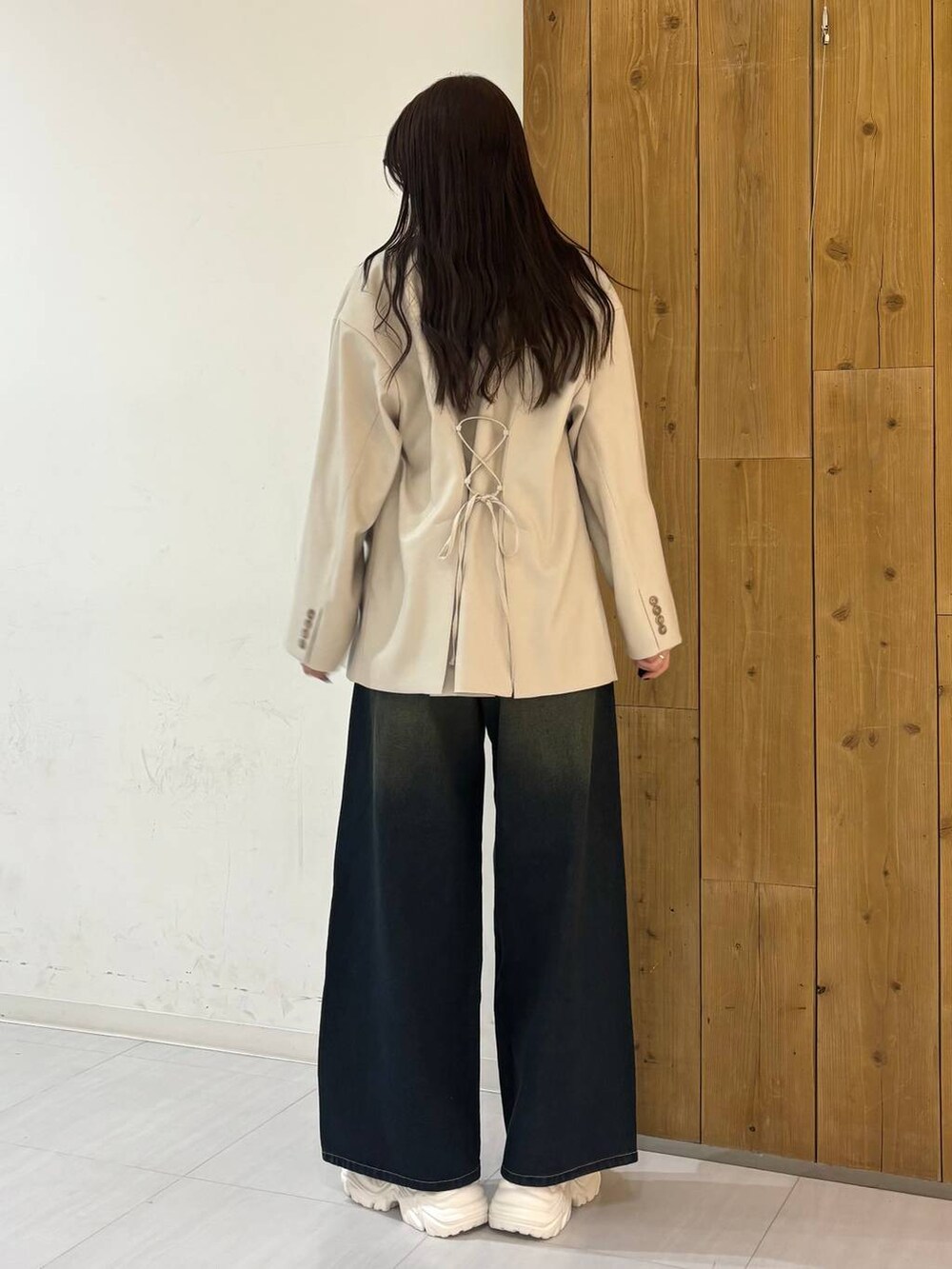 ホワイト系のスニーカー、ブルー系のデニムパンツ、ホワイト系のTシャツ/カットソーを着用したレディースの冬コーディネートの4枚目の写真