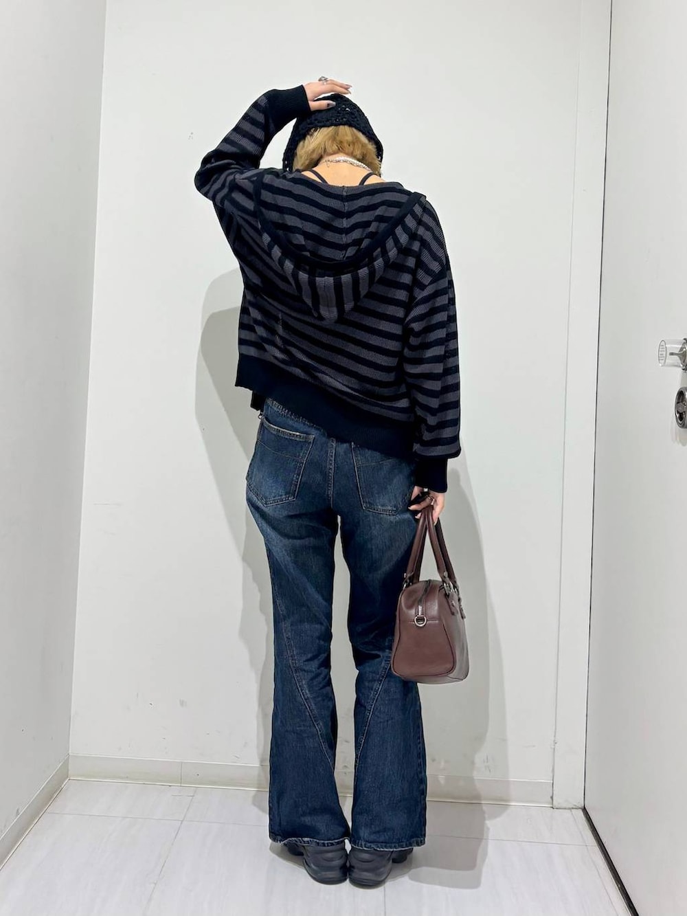 ブラック系のキャミソール、ブラウン系のショルダーバッグ、ブルー系のデニムパンツを着用したレディースの夏コーディネートの4枚目の写真