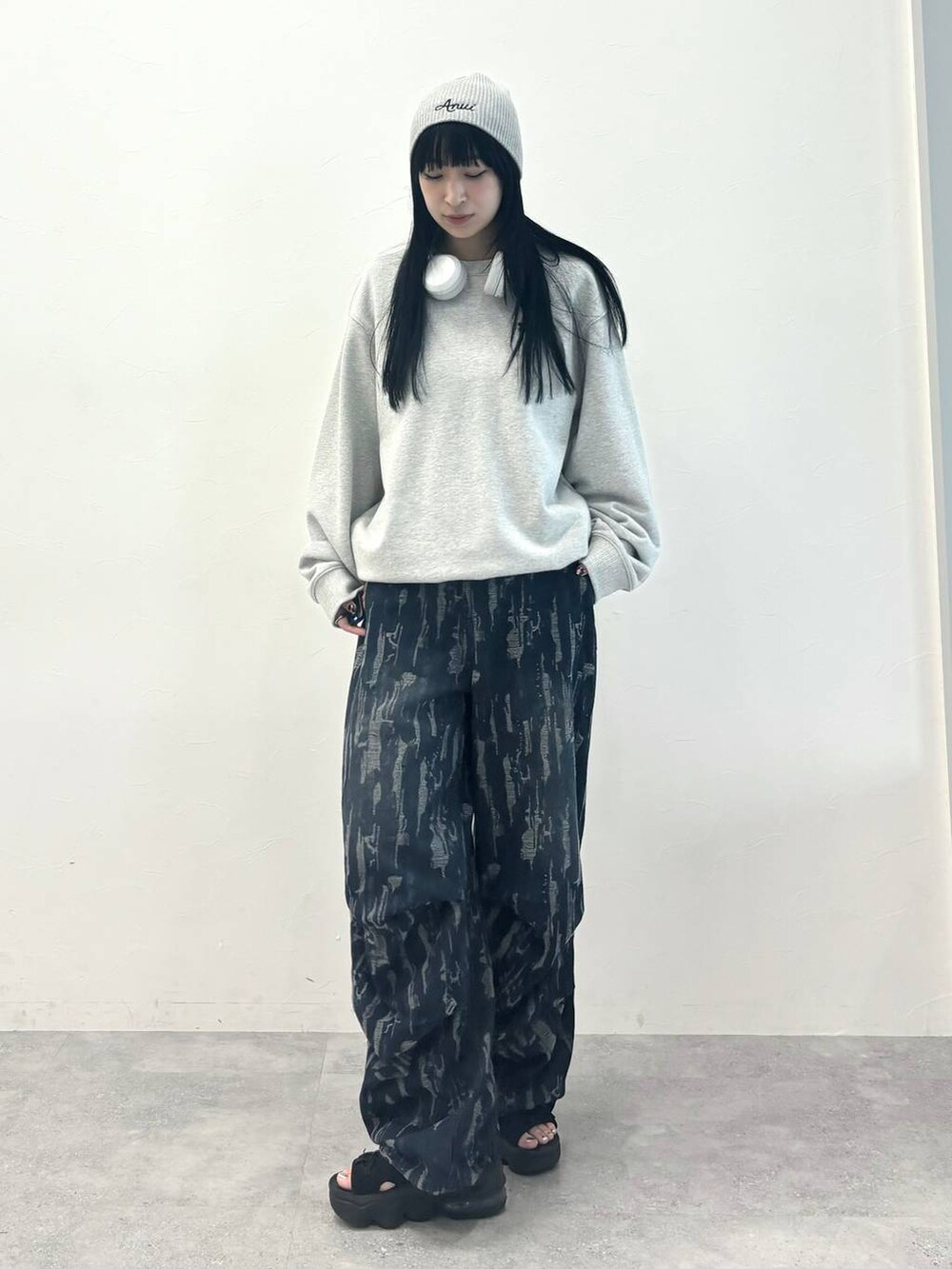 ブルー系のデニムパンツ、グレー系のスウェット、グレー系のニットキャップ/ビーニーを着用したレディースの秋コーディネートの4枚目の写真