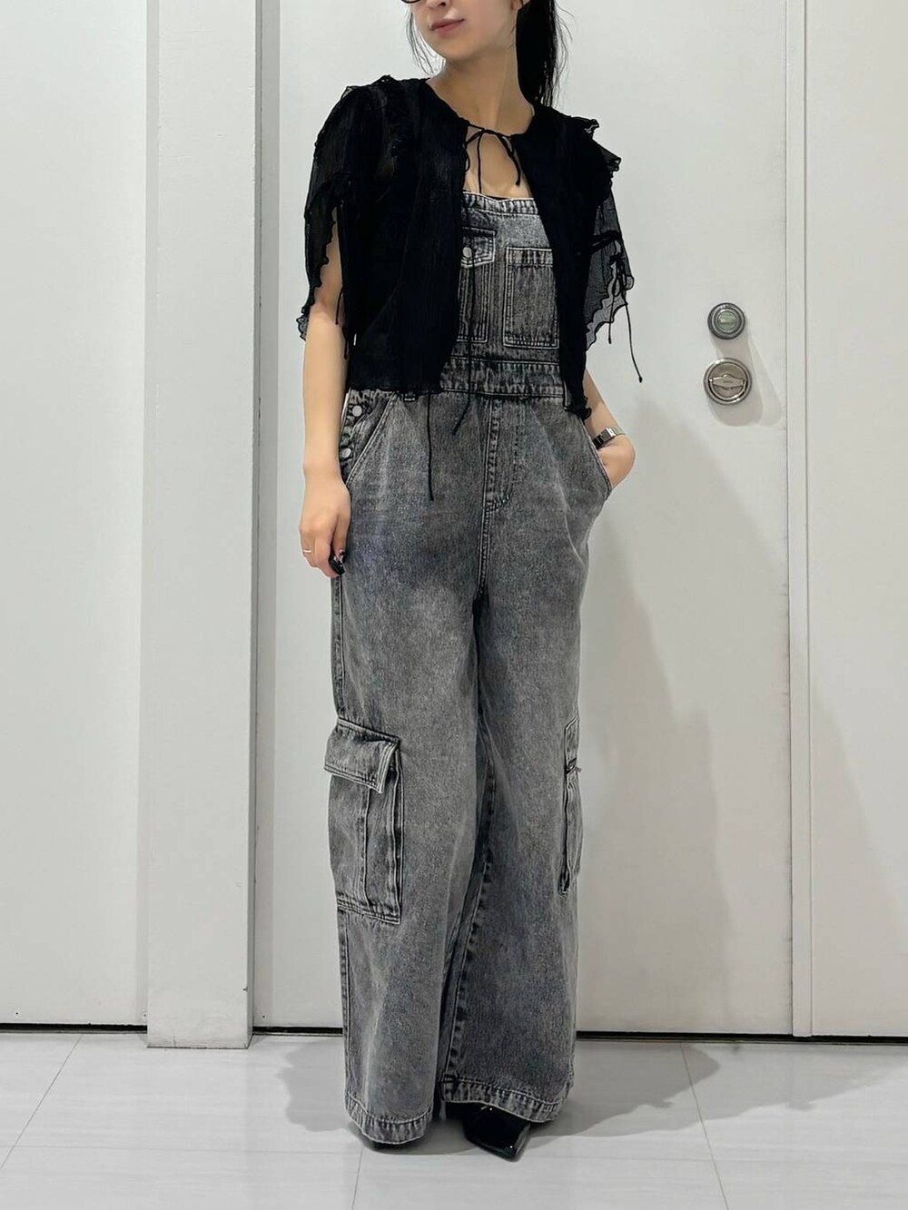 ブラック系のパンプス、ブラック系のサロペット/オーバーオール、ブラック系のシャツ/ブラウスを着用したレディースの夏コーディネートの2枚目の写真