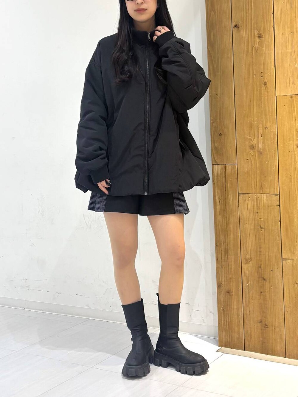 「冬コーデ、アウター、MA-1、高身長、体型カバー、着痩せ・細見え、春コーデ、モード、ストリート、カジュアル、PAGEBOY、骨格ウェーブ_PAGEBOY、エレガント_PAGEBOY、冬アウター」｜「PAGEBOYのバルーンMA-1（MA-1、ブラック系）」を使った、ロビンさん（レディース・169cm）の冬コーディネートの2枚目の写真