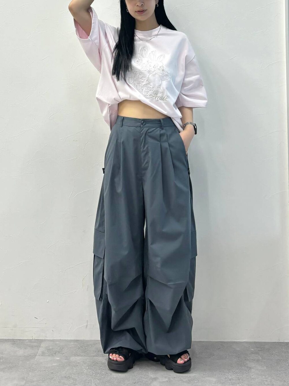 ピンク系のTシャツ/カットソー、グレー系のカーゴパンツ、ブラック系のキャップを着用したレディースの夏コーディネートの5枚目の写真