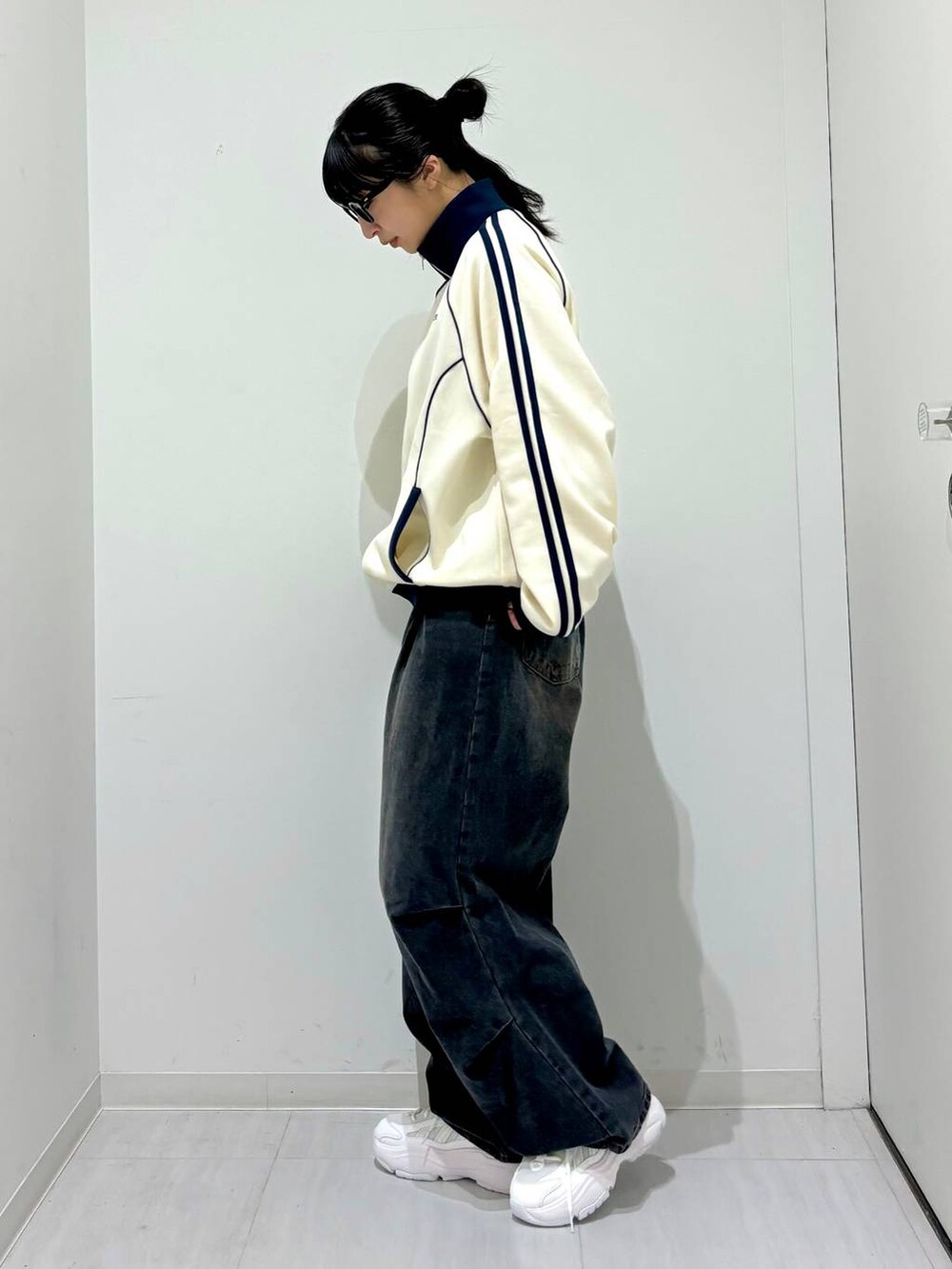 「体型カバー、高身長、カジュアル、PAGEBOY、PBLIM、骨格ウェーブ_PAGEBOY、エレガント_PAGEBOY、スニーカー、ユニセックス、着痩せ・細見え、モード、ストリート、春コーデ、デニムパンツ」｜「PBLIMのPBLIM/パイピングトラックジャケット（セットアップ、ホワイト系）」を使った、ロビンさん（レディース・168cm）の冬コーディネートの4枚目の写真