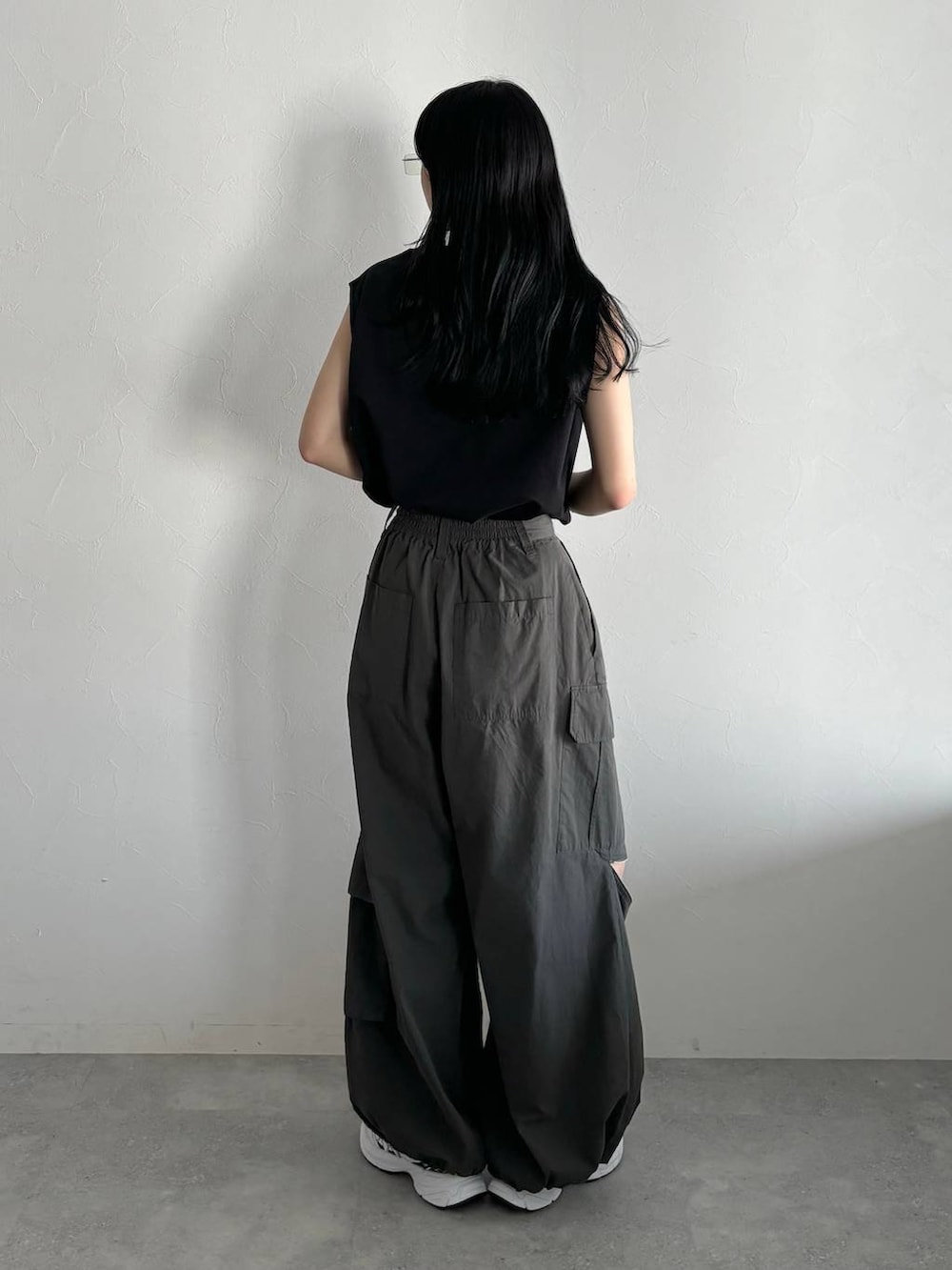 ブラック系のTシャツ/カットソー、グレー系のカーゴパンツを着用したレディースの春コーディネートの4枚目の写真