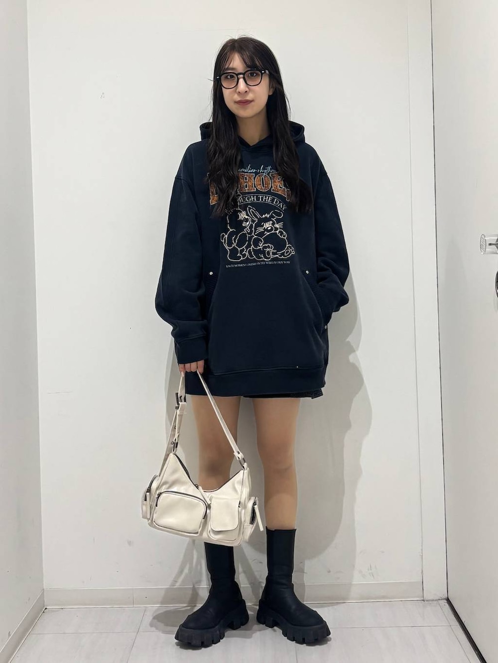 ホワイト系のショルダーバッグ、ブラック系のその他パンツ、ブルー系のパーカーを着用したレディースの冬コーディネートの4枚目の写真