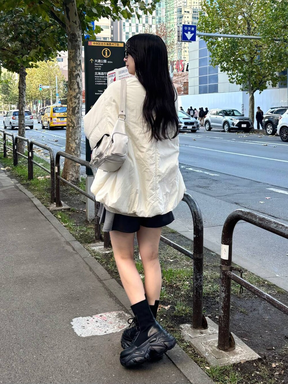 「高身長、体型カバー、着痩せ・細見え、モード、ストリート、カジュアル、PAGEBOY、PBLIM、骨格ウェーブ_PAGEBOY、エレガント_PAGEBOY、ニット、アウター、ブルゾン、冬コーデ、冬アウター」｜「PAGEBOYのレースアップソックスブーツ（ブーツ、ブラック系）」を使った、ロビンさん（レディース・169cm）の秋コーディネートの2枚目の写真