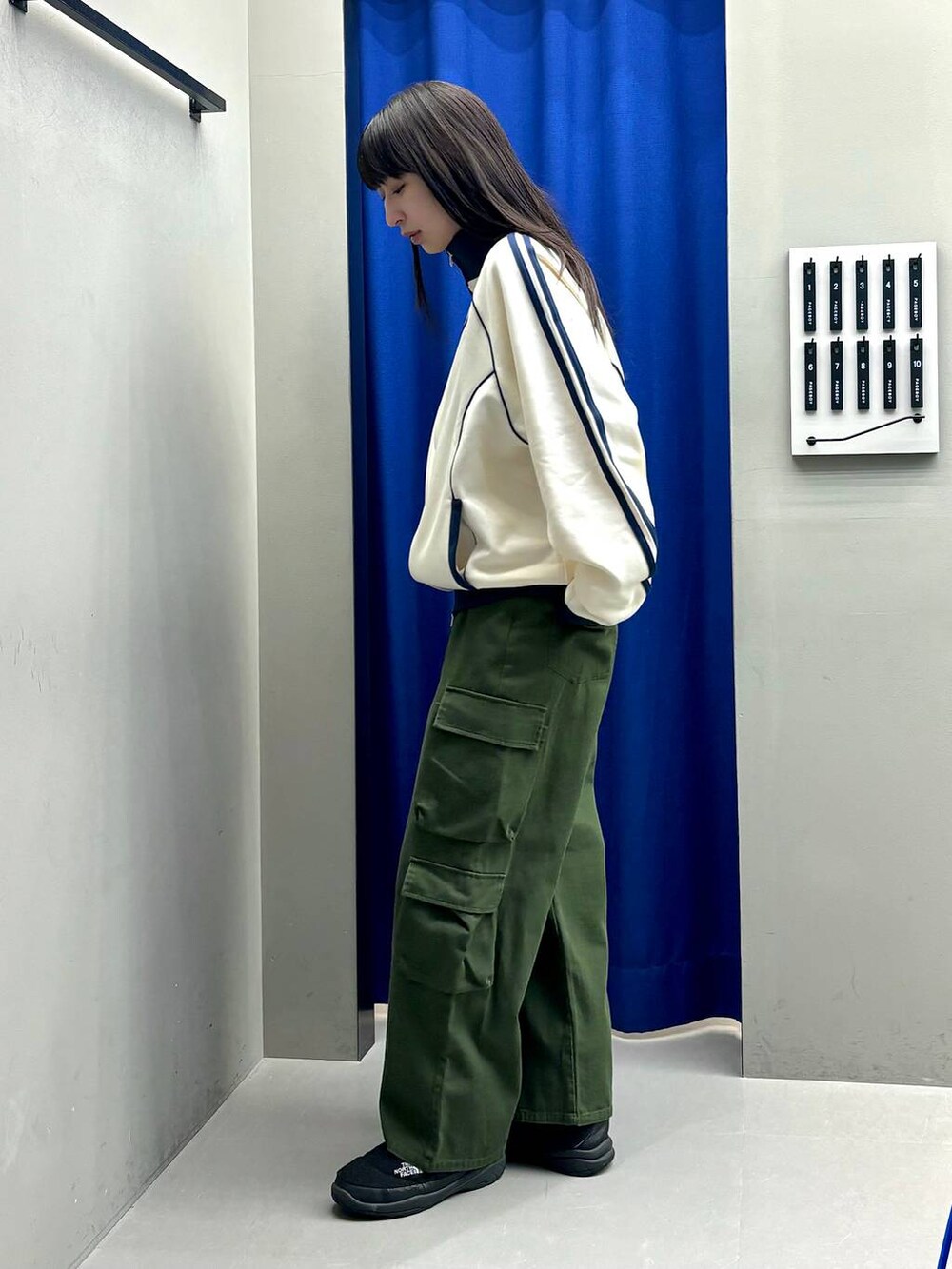 「高身長、PBLIM、ユニセックス、体型カバー、着痩せ・細見え、モード、ストリート、カジュアル、PAGEBOY、骨格ウェーブ_PAGEBOY、エレガント_PAGEBOY」｜「PBLIMのPBLIM/Wポケットミリタリーパンツ（その他パンツ、グリーン系）」を使った、ロビンさん（レディース・168cm）の冬コーディネートの3枚目の写真