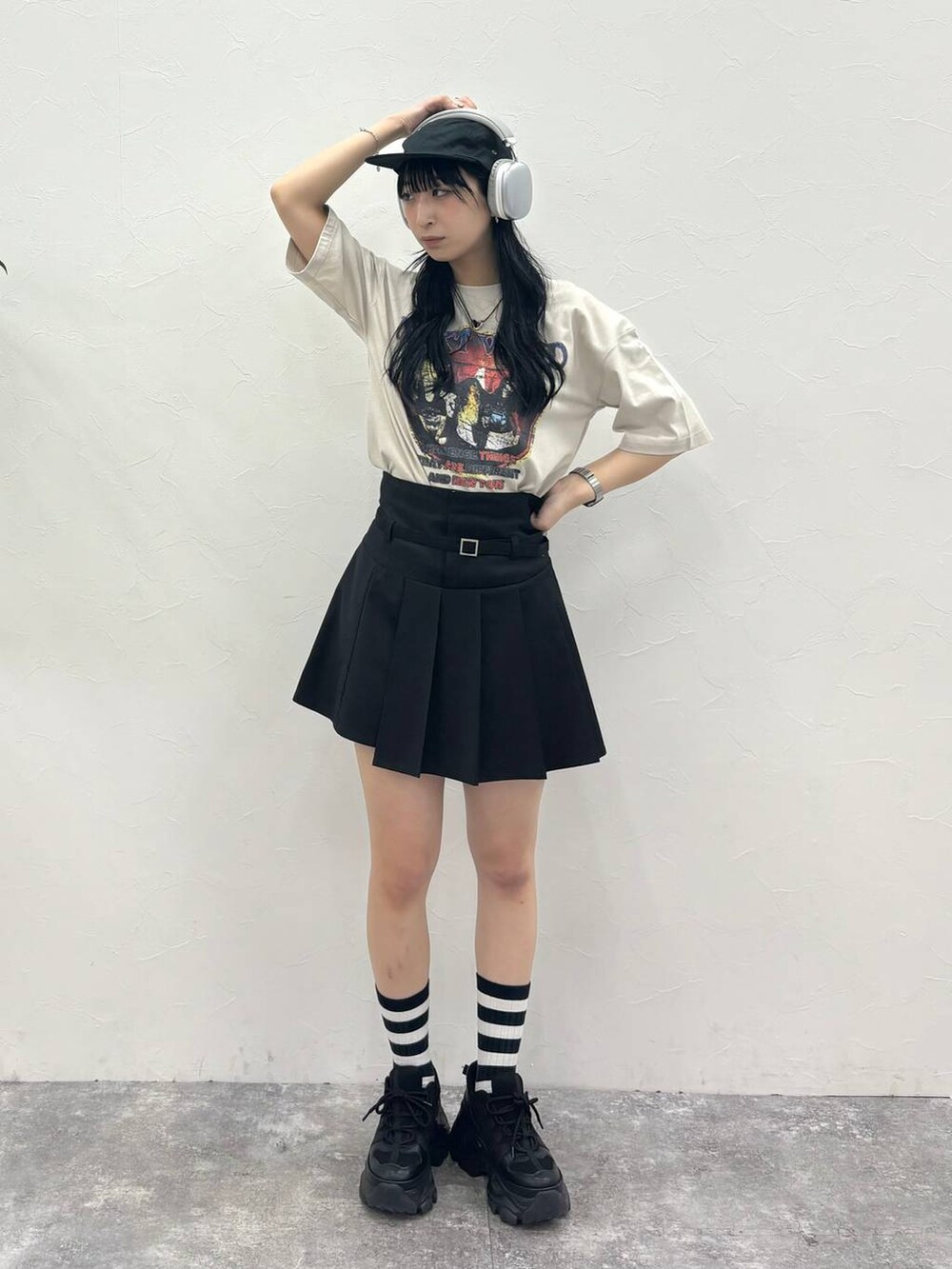 ブラック系のスニーカー、ブラック系のその他パンツ、ベージュ系のTシャツ/カットソーを着用したレディースの夏コーディネートの6枚目の写真