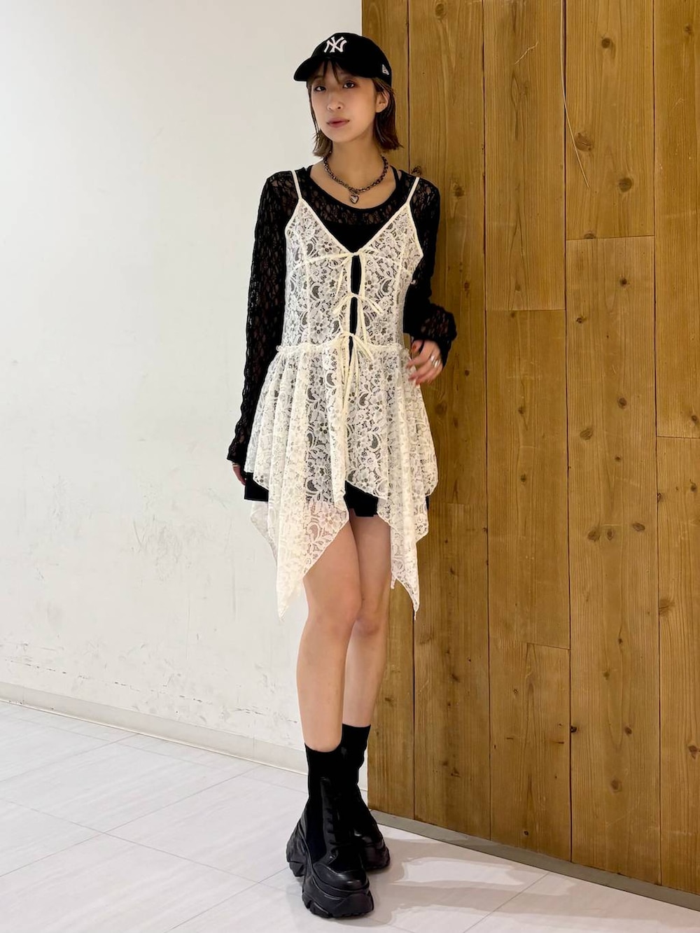 ブラック系のブーツ、ブラック系のTシャツ/カットソー、ブラック系のその他パンツを着用したレディースの夏コーディネートの8枚目の写真