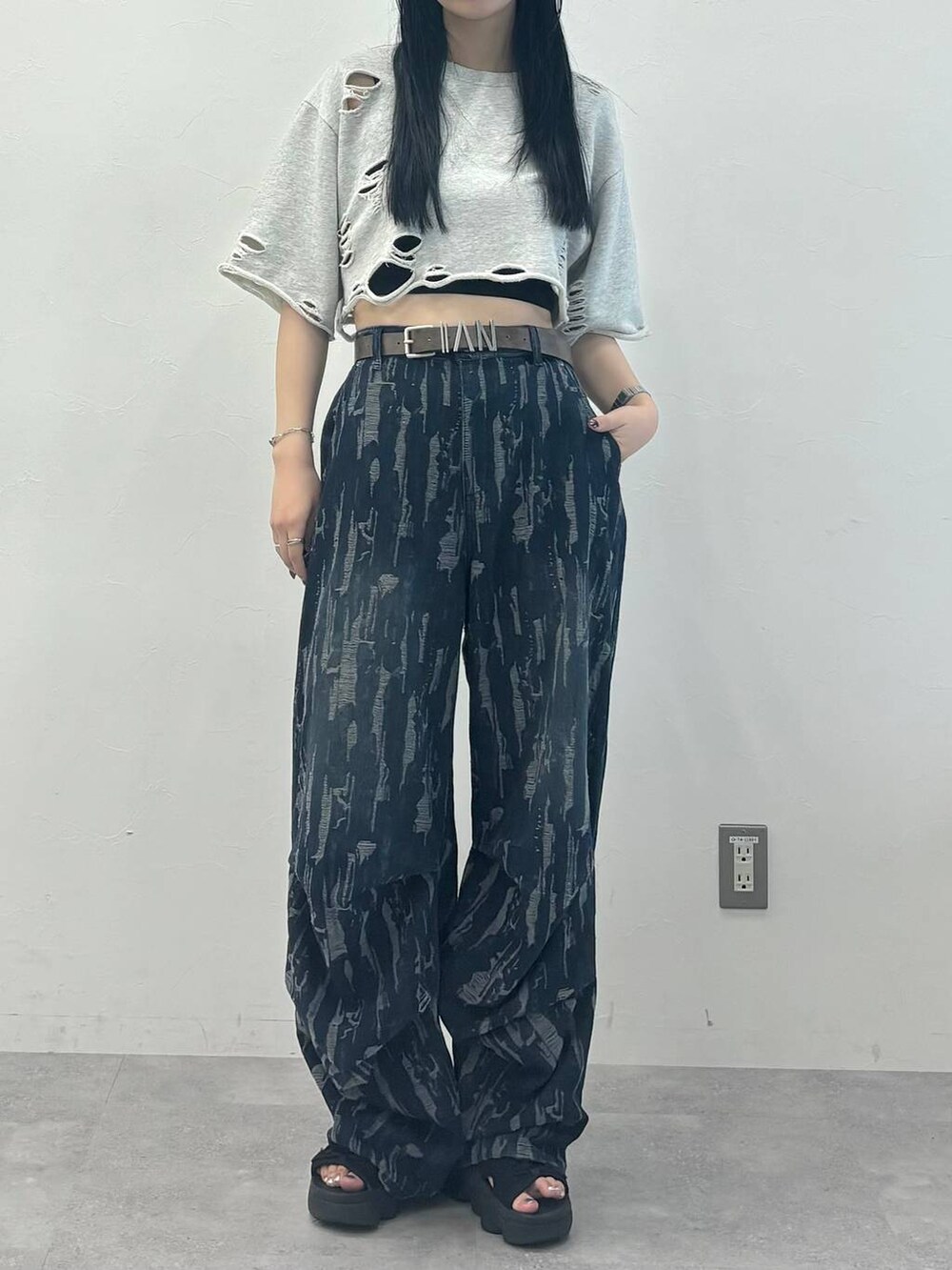 ブルー系のデニムパンツ、グレー系のTシャツ/カットソー、ブラウン系のベルトを着用したレディースの夏コーディネートの5枚目の写真