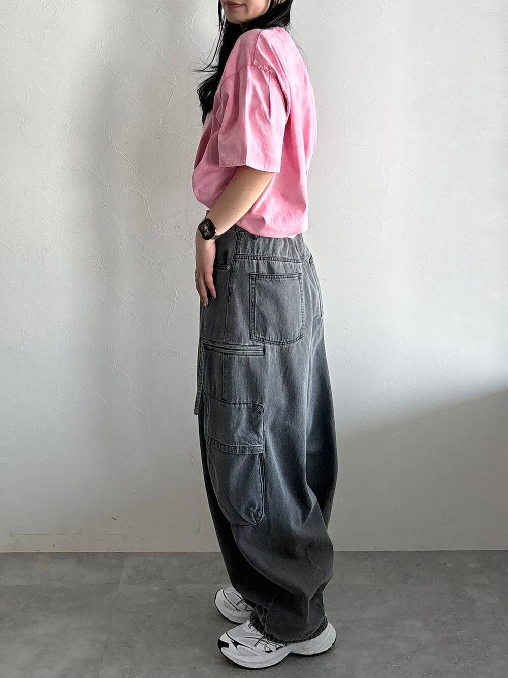 ピンク系のTシャツ/カットソー、ブラック系のデニムパンツを着用したレディースの春コーディネートの3枚目の写真