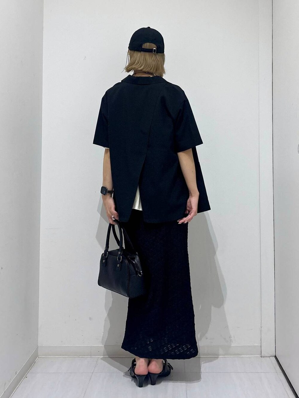 ブラック系のサンダル、ブラック系のショルダーバッグ、ブラック系のテーラードジャケットを着用したレディースの夏コーディネートの3枚目の写真