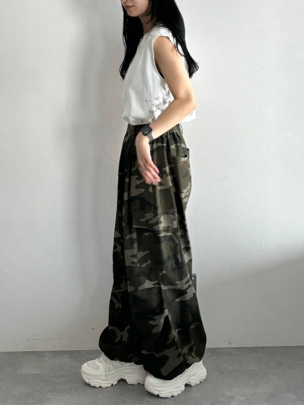 ホワイト系のスニーカー、ホワイト系のTシャツ/カットソー、グリーン系のカーゴパンツを着用したレディースの春コーディネートの3枚目の写真