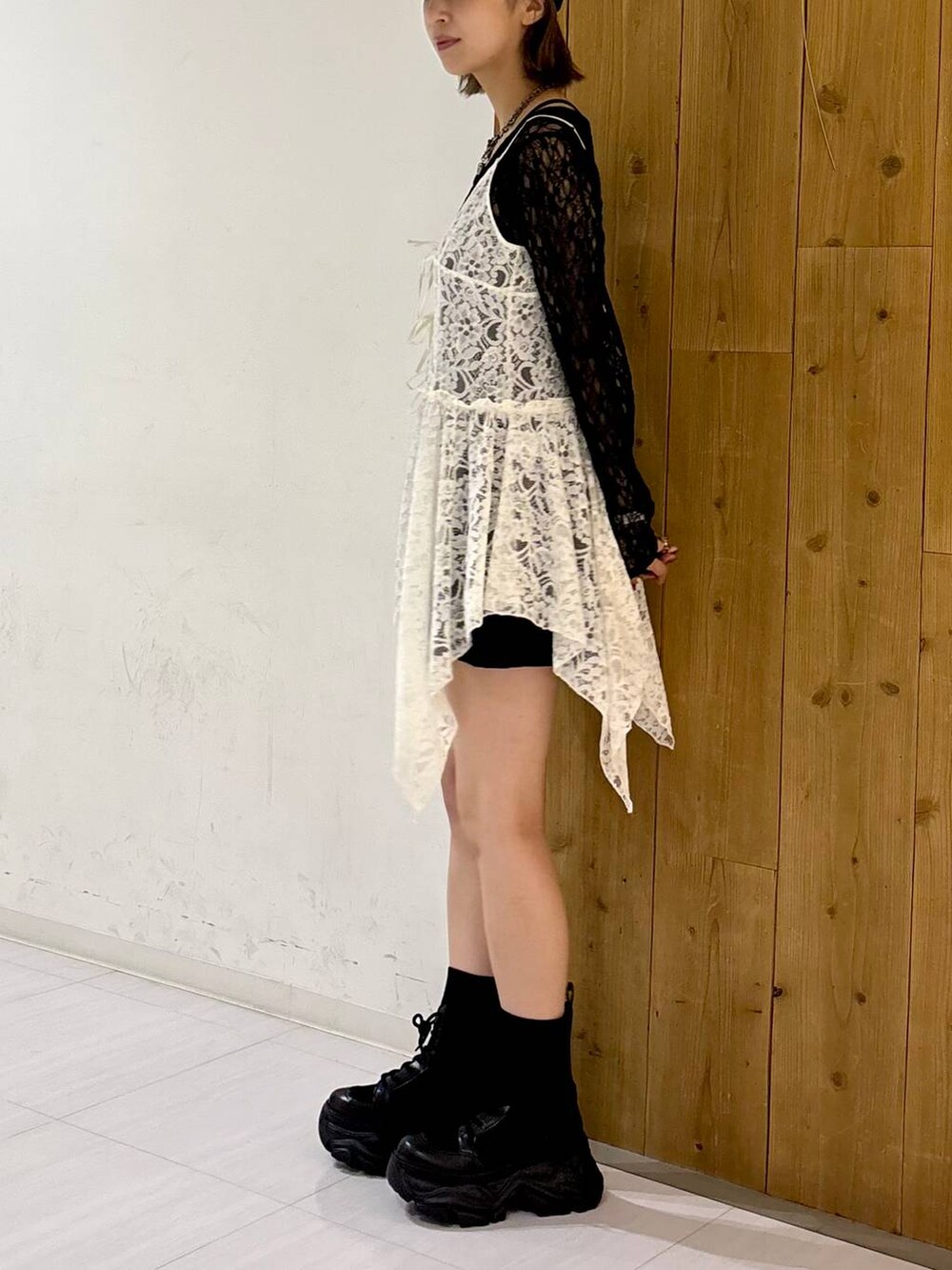 ブラック系のブーツ、ブラック系のTシャツ/カットソー、ブラック系のその他パンツを着用したレディースの夏コーディネートの4枚目の写真