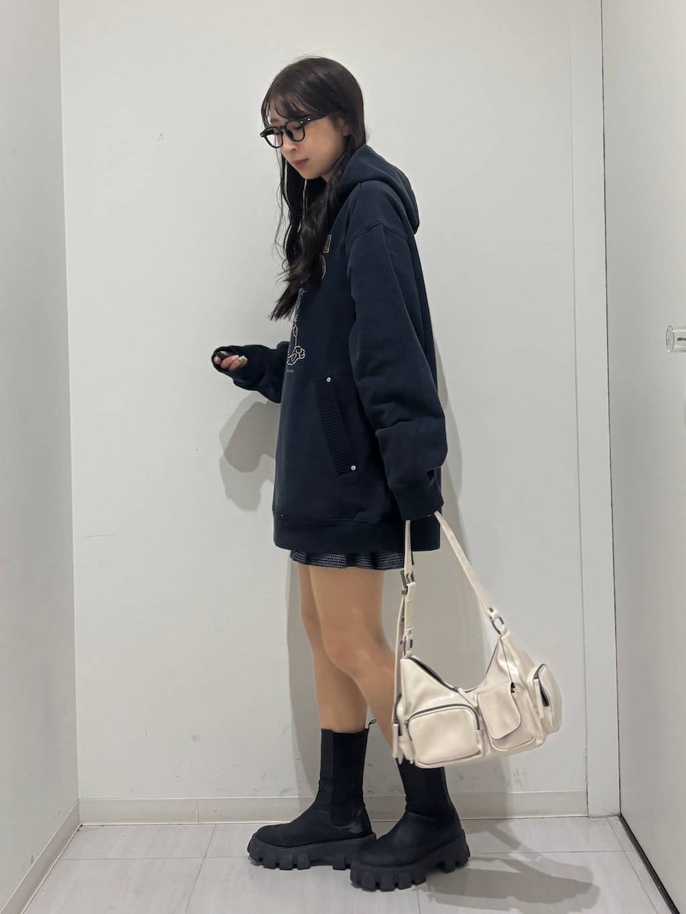 ホワイト系のショルダーバッグ、ブラック系のその他パンツ、ブルー系のパーカーを着用したレディースの冬コーディネートの2枚目の写真