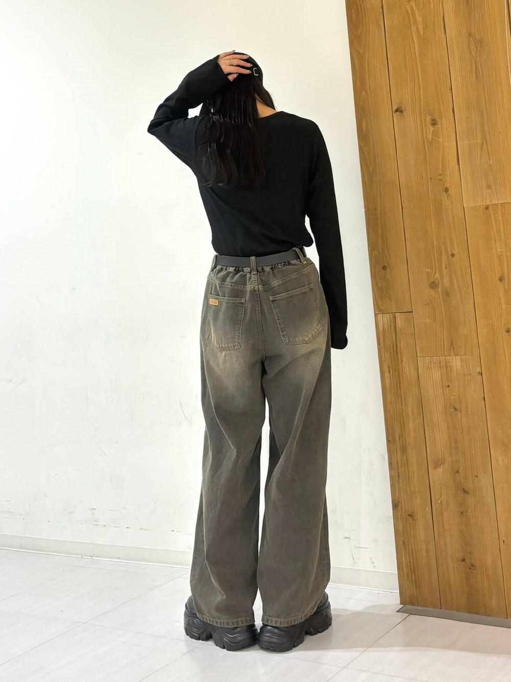 ブラック系のスニーカー、ブラック系のデニムパンツ、ブラック系のTシャツ/カットソーを着用したレディースの秋コーディネートの3枚目の写真