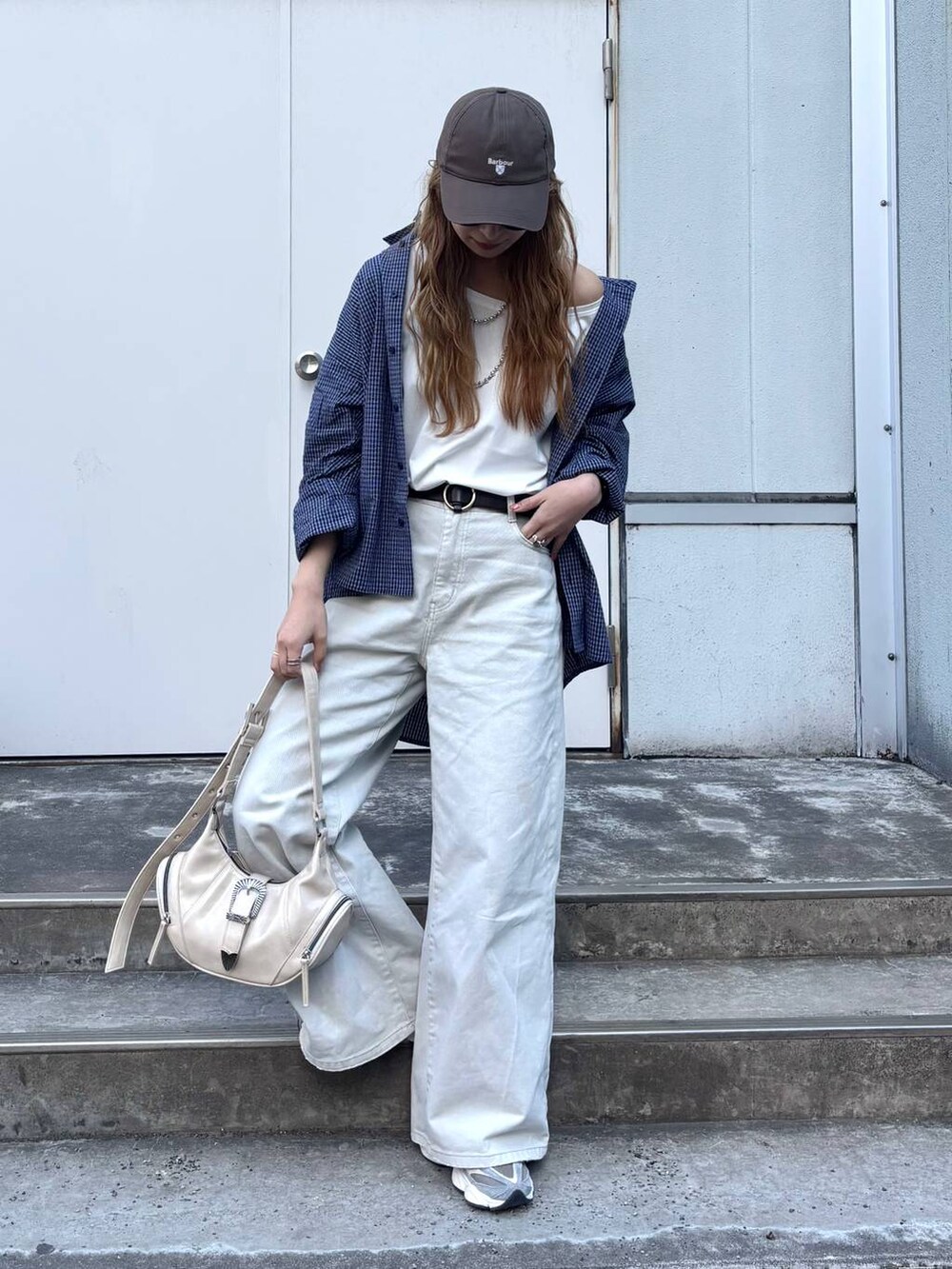 グレー系のデニムパンツ、ホワイト系のショルダーバッグ、ブルー系のシャツ/ブラウスを着用したレディースの春コーディネートの7枚目の写真