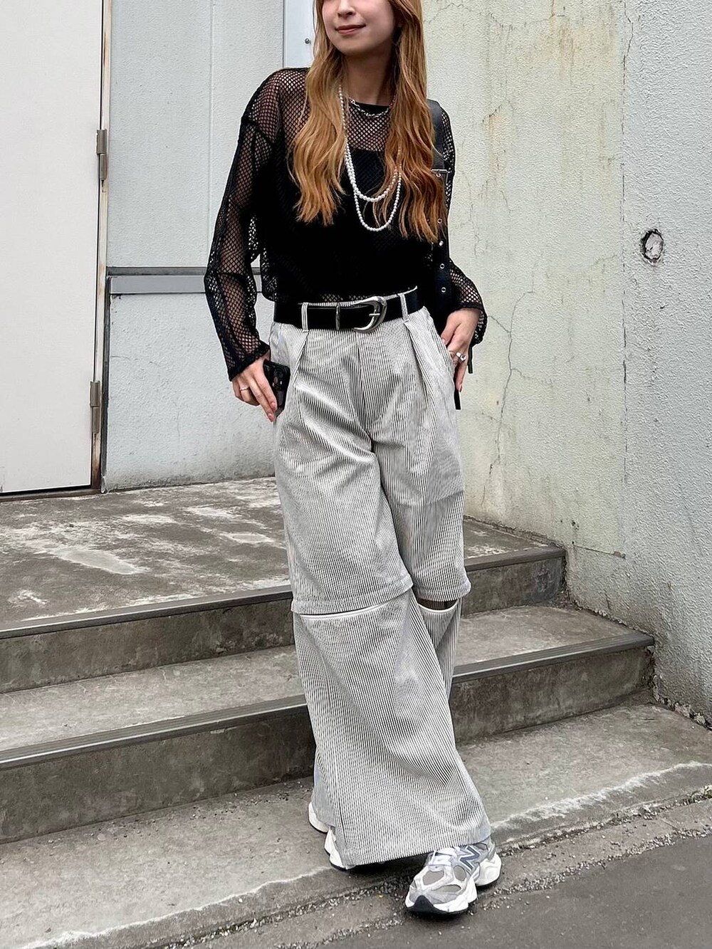 ブラック系のTシャツ/カットソー、ホワイト系のその他パンツ、ブラック系のショルダーバッグを着用したレディースの春コーディネートの3枚目の写真