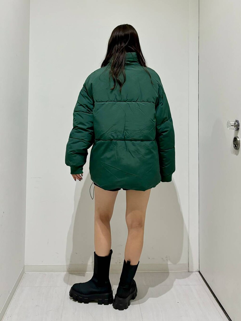 「カジュアル、高身長、体型カバー、着痩せ・細見え、秋コーデ、モード、ストリート、PAGEBOY、PAGEBOYLIM、骨格ウェーブ_PAGEBOY、エレガント_PAGEBOY、冬コーデ、アウター、ダウンジャケット、JEANASIS」｜「JEANASISのラグソールミドルブーツ/971032（ブーツ、ブラック系）」を使った、ロビンさん（レディース・168cm）の秋コーディネートの5枚目の写真
